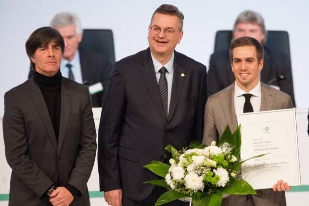 Joachim LOEW (li., LÖW, Jogi, Bundestrainer, GER), DFB-Praesident Reinhard GRINDEL und Phillip LAHM (Ehrenspielfuehrer), Ehrung, geehrt, Ausserordentlicher DFB-Bundestag am 08.12.2017 in Frankfurt Deutschland. Â
