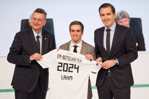 DFB-Praesident Reinhard GRINDEL (li.), und Dr. Friedrich CURTIUS (re., DFB Generalsekretaer) stellen Phillip LAHM (DFB Ehrenspielfuehrer) als Botschafter, das Gesicht, der Bewerbung zur Europa Meisterschaft 2024 vor, Vorstellung, EM 2024, Ausserordentlicher DFB-Bundestag am 08.12.2017 in Frankfurt Deutschland. Â