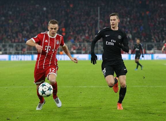 Fussball, Europacup, Champions League, Saison 2017 2018, Herren, 05.12.2017, Vorrunde, Gruppenphase, 6. Spieltag, FC Bayern München - Paris St. Germain 3-1, Aktion, Zweikampf, Spielszene, action, Joshua Kimmich, FC Bayern München, Julian Draxler, Paris St. Germain,