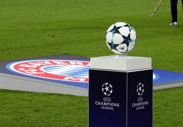 Fussball, Europacup, Champions League, Saison 2017 2018, Herren, 05.12.2017, Vorrunde, Gruppenphase, 6. Spieltag, FC Bayern München - Paris St. Germain, 3-1, Ball und mit Champions League logo, im Hintergrund, dahinter, hinten, fc Bayern,