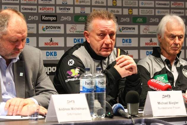 DHB-Pressekonferenz nach dem WM-Aus, 11.12.2017 23rd IHF Women s Handball World Championship WM Weltmeisterschaft Germany 2017, Round of 16, Handball Weltmeisterschaft der Frauen, Achtelfinale. Der Tag nach dem zeitigen WM-Aus Deutschlands im Achtelfinale gegen Daenemark. Pressekonferenz im Lindner Hotel Leipzig. The day after Germany exit the World Championship prematurely against Denmark. press conference PK Pressekonferenz Im Bild: Michael Biegler (Bundestrainer, Nationaltrainer, Coach).