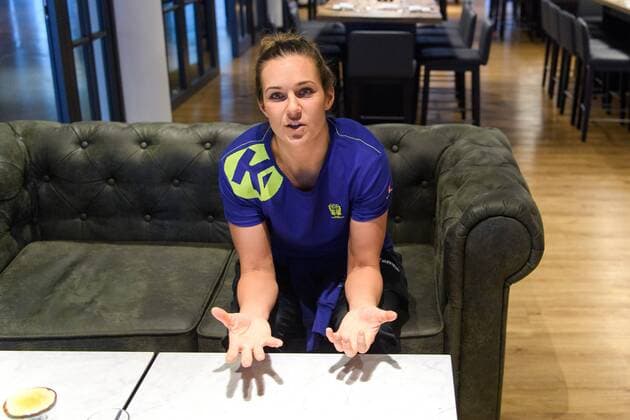 171211 Sabina Jacobsen blir intervjuad pa en pressträff med det svenska landslaget under handbolls-VM den 11 december 2017 i Leipzig. Copyright: CARLxSANDIN BB171211CS002