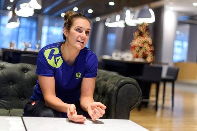 171211 Sabina Jacobsen blir intervjuad pa en pressträff med det svenska landslaget under handbolls-VM den 11 december 2017 i Leipzig. Copyright: CARLxSANDIN BB171211CS005