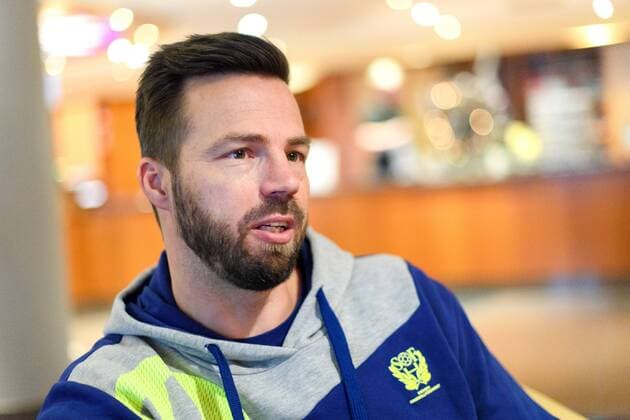 171211 Förbundskapten Henrik Signell blir intervjuad pa en pressträff med det svenska landslaget under handbolls-VM den 11 december 2017 i Leipzig. Copyright: CARLxSANDIN BB171211CS009