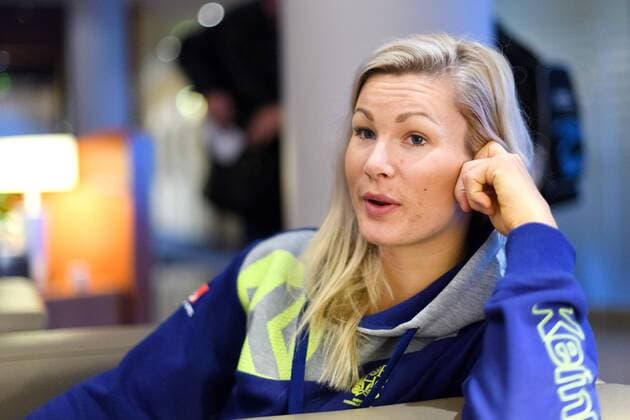 171211 Ulrika Toft Hansen blir intervjuad pa en pressträff med det svenska landslaget under handbolls-VM den 11 december 2017 i Leipzig. Copyright: CARLxSANDIN BB171211CS010