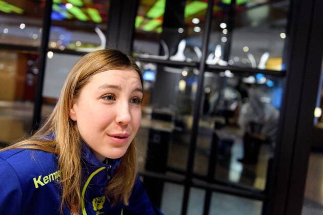 171211 Anna Lagerquist blir intervjuad pa en pressträff med det svenska landslaget under handbolls-VM den 11 december 2017 i Leipzig. Copyright: CARLxSANDIN BB171211CS019