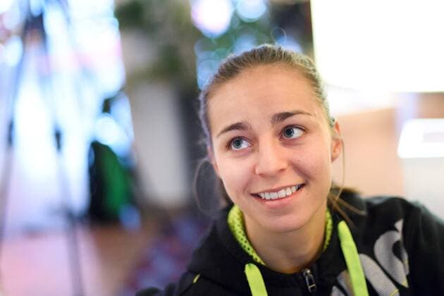 171211 Daniela Gustin blir intervjuad pa en pressträff med det svenska landslaget under handbolls-VM den 11 december 2017 i Leipzig. Copyright: CARLxSANDIN BB171211CS021