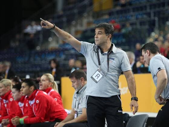 Rumänien - Tschechien Handball Frauen WM Leipzig, 11.12.2017, Arena Leipzig, Weltmeisterschaft 2017, Handball Frauen Achtelfinale. , Rumänien (ROU) vs Tschechien (CZE) , Im Bild: Trainer Ambrosio Jose MARTIN CEDRES (Rumänien) ,