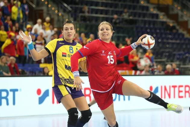 Rumänien - Tschechien Handball Frauen WM Leipzig, 11.12.2017, Arena Leipzig, Weltmeisterschaft 2017, Handball Frauen Achtelfinale. , Rumänien (ROU) vs Tschechien (CZE) , Im Bild v.l.: Cristina-Georgiana NEAGU (8, Rumänien) und Michaela HRBKOVA (15, Tschechien) ,