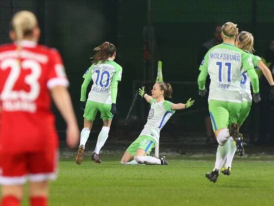 VfL vs Bayern, Frauen Wolfsburg, 11.12.2017, FUßBALL - VfL Wolfsburg vs FC Bayern München, 1. Allianz Frauen Bundesliga, Saison 2017-18. Bild zeigt: Ewa Pajor (VfL Wolfsburg) jubelt mit der Mannschaft nach ihrem Tor zum 1:0 Wolfsburg