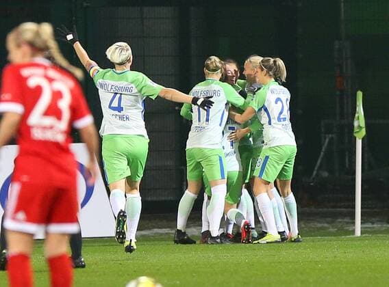 VfL vs Bayern, Frauen Wolfsburg, 11.12.2017, FUßBALL - VfL Wolfsburg vs FC Bayern München, 1. Allianz Frauen Bundesliga, Saison 2017-18. Bild zeigt: Ewa Pajor (VfL Wolfsburg) jubelt mit der Mannschaft nach ihrem Tor zum 1:0 Wolfsburg
