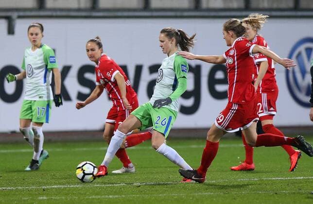 VfL vs Bayern, Frauen Wolfsburg, 11.12.2017, FUßBALL - VfL Wolfsburg vs FC Bayern München, 1. Allianz Frauen Bundesliga, Saison 2017-18. Bild zeigt: Caroline Graham Hansen (VfL Wolfsburg), Carina Wenninger (FC Bayern Muenchen) Wolfsburg