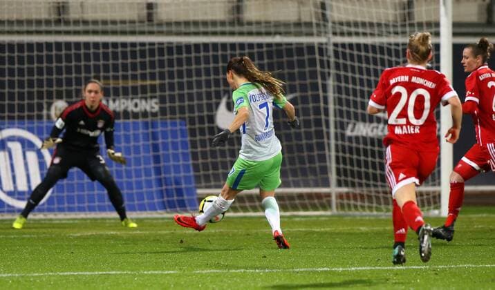 VfL vs Bayern, Frauen Wolfsburg, 11.12.2017, FUßBALL - VfL Wolfsburg vs FC Bayern München, 1. Allianz Frauen Bundesliga, Saison 2017-18. Bild zeigt: Sara Björk Gunnarsdottir (VfL Wolfsburg) schießt Tor zum 2:0, Wolfsburg