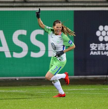 Themen der Woche - SPORT Bilder des Tages - SPORT VfL vs Bayern, Frauen Wolfsburg, 11.12.2017, FUßBALL - VfL Wolfsburg vs FC Bayern München, 1. Allianz Frauen Bundesliga, Saison 2017-18. Bild zeigt: Sara Björk Gunnarsdottir (VfL Wolfsburg) jubelt nach ihrem Tor zum 2:0 Wolfsburg