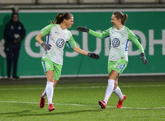 VfL vs Bayern, Frauen Wolfsburg, 11.12.2017, FUßBALL - VfL Wolfsburg vs FC Bayern München, 1. Allianz Frauen Bundesliga, Saison 2017-18. Bild zeigt: Sara Björk Gunnarsdottir (VfL Wolfsburg) jubelt mit Caroline Graham Hansen (VfL Wolfsburg) nach ihrem Tor zum 2:0 Wolfsburg