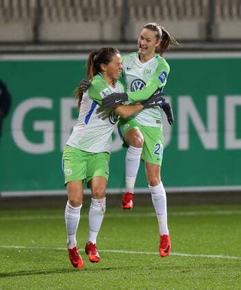 VfL vs Bayern, Frauen Wolfsburg, 11.12.2017, FUßBALL - VfL Wolfsburg vs FC Bayern München, 1. Allianz Frauen Bundesliga, Saison 2017-18. Bild zeigt: Sara Björk Gunnarsdottir (VfL Wolfsburg) jubelt mit Caroline Graham Hansen (VfL Wolfsburg) nach ihrem Tor zum 2:0 Wolfsburg