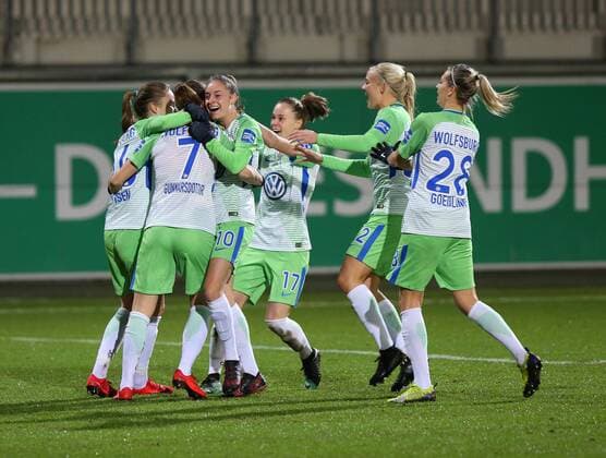 VfL vs Bayern, Frauen Wolfsburg, 11.12.2017, FUßBALL - VfL Wolfsburg vs FC Bayern München, 1. Allianz Frauen Bundesliga, Saison 2017-18. Bild zeigt: Sara Björk Gunnarsdottir (VfL Wolfsburg) jubelt mit der Mannschaft nach ihrem Tor zum 2:0 Wolfsburg