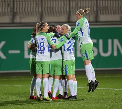 VfL vs Bayern, Frauen Wolfsburg, 11.12.2017, FUßBALL - VfL Wolfsburg vs FC Bayern München, 1. Allianz Frauen Bundesliga, Saison 2017-18. Bild zeigt: Sara Björk Gunnarsdottir (VfL Wolfsburg) jubelt mit der Mannschaft nach ihrem Tor zum 2:0 Wolfsburg