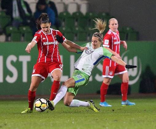 VfL vs Bayern, Frauen Wolfsburg, 11.12.2017, FUßBALL - VfL Wolfsburg vs FC Bayern München, 1. Allianz Frauen Bundesliga, Saison 2017-18. Bild zeigt: Jovana Damnjanovic (FC Bayern Muenchen) , Lena Goeßling (VfL Wolfsburg) Wolfsburg