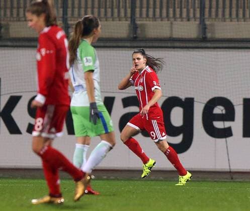 VfL vs Bayern, Frauen Wolfsburg, 11.12.2017, FUßBALL - VfL Wolfsburg vs FC Bayern München, 1. Allianz Frauen Bundesliga, Saison 2017-18. Bild zeigt: Jovana Damnjanovic (FC Bayern Muenchen) jubelt mit der Mannschaft nach ihrem Tor zum 2:1 Wolfsburg