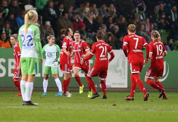 VfL vs Bayern, Frauen Wolfsburg, 11.12.2017, FUßBALL - VfL Wolfsburg vs FC Bayern München, 1. Allianz Frauen Bundesliga, Saison 2017-18. Bild zeigt: Jovana Damnjanovic (FC Bayern Muenchen) jubelt mit der Mannschaft nach ihrem Tor zum 2:1 Wolfsburg
