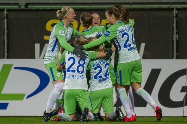 Die Spielerinnen des VfL Wolfsburg mit Torjubel, Jubel, Freude über das Tor zum 1:0, Fussball, Allianz Frauen-Bundesliga, VfL Wolfsburg - FC Bayern München,