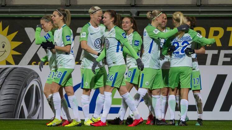 Die Spielerinnen des VfL Wolfsburg mit Torjubel, Jubel, Freude über das Tor zum 1:0, Fussball, Allianz Frauen-Bundesliga, VfL Wolfsburg - FC Bayern München,