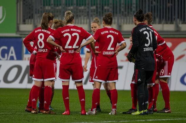 Die Spielerinnen des FC Bayern München beraten sich nach dem zweiten Gegentor, Besprechung, Krise, Mannschaftskreis, Fussball, Allianz Frauen-Bundesliga, VfL Wolfsburg - FC Bayern München,