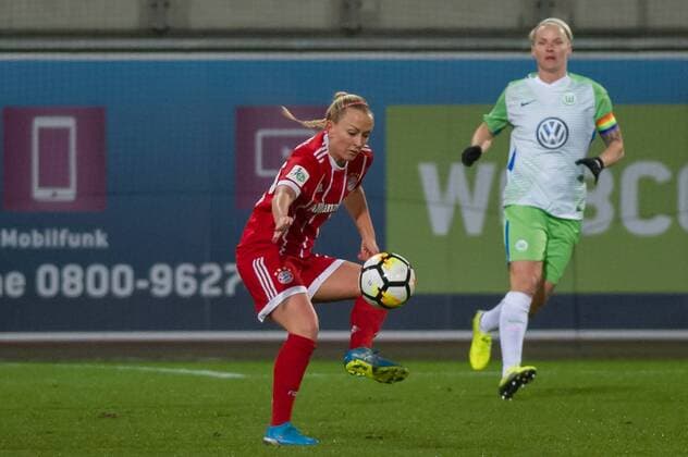 Mandy Islacker (FC Bayern München, 23) am Ball, Aktion, Action, Fussball, Allianz Frauen-Bundesliga, VfL Wolfsburg - FC Bayern München,