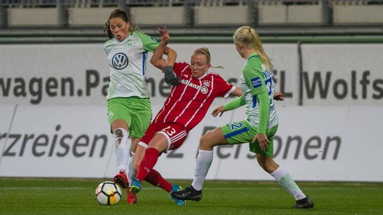 v.li.: Sara Björk Gunnarsdottir (Bjoerk, VfL Wolfsburg, 7) im Zweikampf, Duell mit Mandy Islacker (FC Bayern München, 23), Pernille Harder (VfL Wolfsburg, 22), Fussball, Allianz Frauen-Bundesliga, VfL Wolfsburg - FC Bayern München,