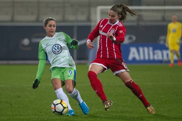 v.li.: Anna Blässe (Blaesse, VfL Wolfsburg, 9) im Zweikampf, Duell mit Melanie Leupolz (FC Bayern München, 8), Fussball, Allianz Frauen-Bundesliga, VfL Wolfsburg - FC Bayern München,