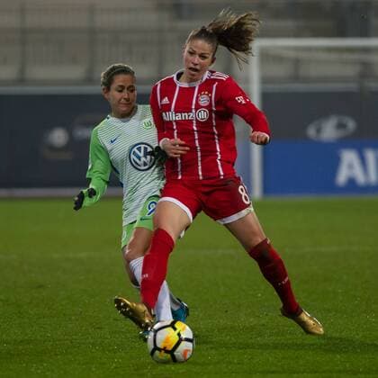 v.li.: Anna Blässe (Blaesse, VfL Wolfsburg, 9) im Zweikampf, Duell mit Melanie Leupolz (FC Bayern München, 8), Fussball, Allianz Frauen-Bundesliga, VfL Wolfsburg - FC Bayern München,