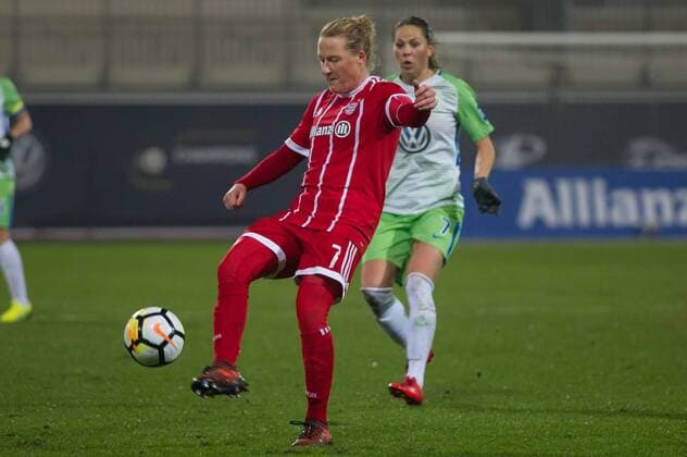 Melanie Behringer (FC Bayern München, 7) am Ball, Aktion, Action, Fussball, Allianz Frauen-Bundesliga, VfL Wolfsburg - FC Bayern München,
