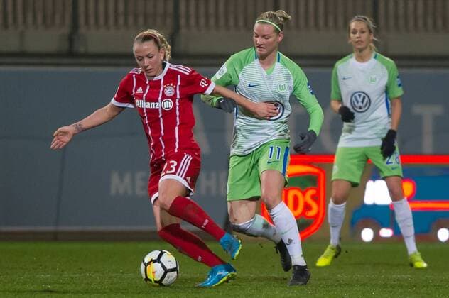 v.li.: Mandy Islacker (FC Bayern München, 23) im Zweikampf, Duell mit Alexandra Popp (VfL Wolfsburg, 11), Fussball, Allianz Frauen-Bundesliga, VfL Wolfsburg - FC Bayern München,