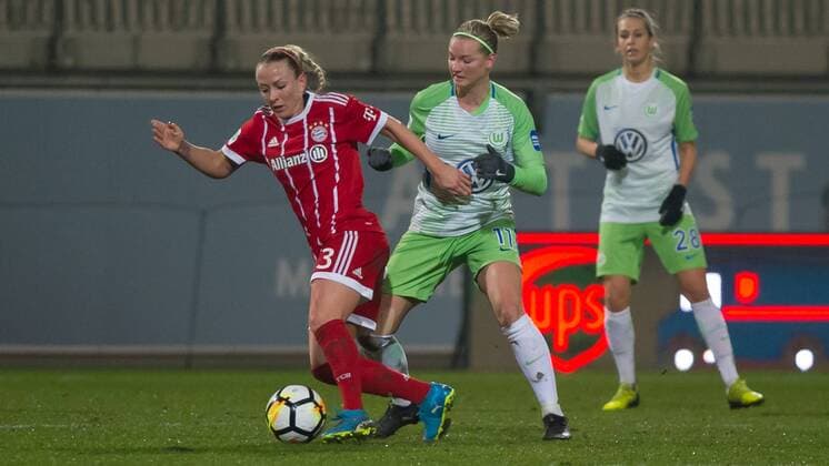 v.li.: Mandy Islacker (FC Bayern München, 23) im Zweikampf, Duell mit Alexandra Popp (VfL Wolfsburg, 11), Fussball, Allianz Frauen-Bundesliga, VfL Wolfsburg - FC Bayern München,