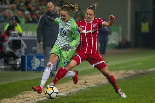 v.li.: Caroline Graham Hansen (VfL Wolfsburg, 26) im Zweikampf, Duell mit Gina Lewandowski (FC Bayern München, 2), Fussball, Allianz Frauen-Bundesliga, VfL Wolfsburg - FC Bayern München,