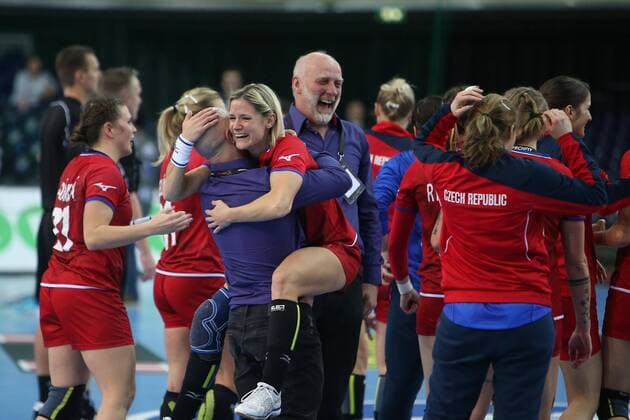 Rumänien - Tschechien Handball Frauen WM Leipzig, 11.12.2017, Arena Leipzig, Weltmeisterschaft 2017, Handball Frauen Achtelfinale. , Rumänien (ROU) vs Tschechien (CZE) 27:28 (17:14) , Im Bild: Tschechische Spielerinnen bejubeln den Sieg ,