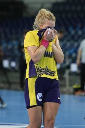 Rumänien - Tschechien Handball Frauen WM Leipzig, 11.12.2017, Arena Leipzig, Weltmeisterschaft 2017, Handball Frauen Achtelfinale. , Rumänien (ROU) vs Tschechien (CZE) 27:28 (17:14) , Im Bild: Crina-Elena PINTEA (21, Rumänien) enttäuscht nach der Niederlage ,