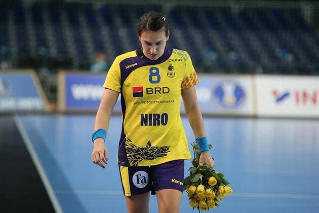 Rumänien - Tschechien Handball Frauen WM Leipzig, 11.12.2017, Arena Leipzig, Weltmeisterschaft 2017, Handball Frauen Achtelfinale. , Rumänien (ROU) vs Tschechien (CZE) 27:28 (17:14) , Im Bild: Die 3-fache Welthandballerin Cristina-Georgiana NEAGU (8, Rumänien) enttäuscht nach der Niederlage ,