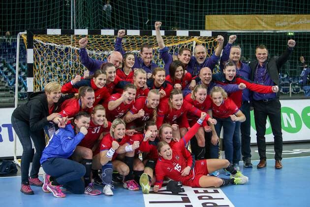 Bilder des Tages - SPORT Rumänien - Tschechien Handball Frauen WM Leipzig, 11.12.2017, Arena Leipzig, Weltmeisterschaft 2017, Handball Frauen Achtelfinale. , Rumänien (ROU) vs Tschechien (CZE) 27:28 (17:14) , Im Bild: Die siegreiche tschechische Mannschaft nach dem Spiel ,