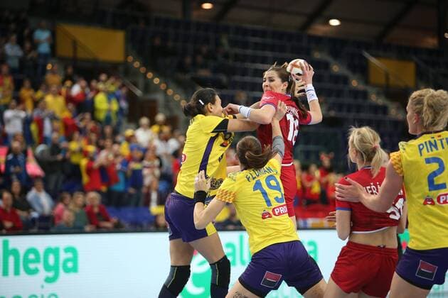 Rumänien - Tschechien Handball Frauen WM Leipzig, 11.12.2017, Arena Leipzig, Weltmeisterschaft 2017, Handball Frauen Achtelfinale. , Rumänien (ROU) vs Tschechien (CZE) , Im Bild v.l.: Cristina-Georgiana NEAGU (8, Rumänien), Florina-Cristina FLORIANU (19, Rumänien) und Iveta LUZUMOVA (18, Tschechien) ,