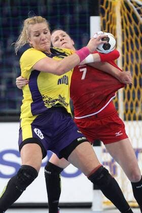 Rumänien - Tschechien Handball Frauen WM Leipzig, 11.12.2017, Arena Leipzig, Weltmeisterschaft 2017, Handball Frauen Achtelfinale. , Rumänien (ROU) vs Tschechien (CZE) , Im Bild v.l.: Crina-Elena PINTEA (21, Rumänien) und Helena RYSANKOVA (7, Tschechien) ,