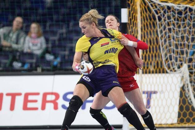 Rumänien - Tschechien Handball Frauen WM Leipzig, 11.12.2017, Arena Leipzig, Weltmeisterschaft 2017, Handball Frauen Achtelfinale. , Rumänien (ROU) vs Tschechien (CZE) , Im Bild v.l.: Crina-Elena PINTEA (21, Rumänien) und Helena RYSANKOVA (7, Tschechien) ,