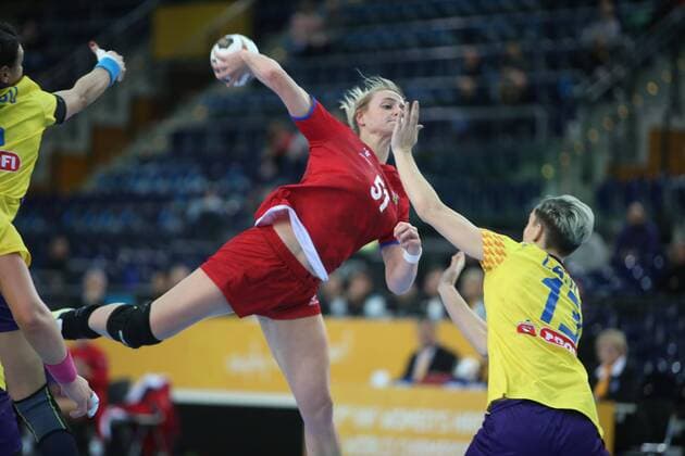Bilder des Tages - SPORT Rumänien - Tschechien Handball Frauen WM Leipzig, 11.12.2017, Arena Leipzig, Weltmeisterschaft 2017, Handball Frauen Achtelfinale. , Rumänien (ROU) vs Tschechien (CZE) , Im Bild v.l.: Marketa JERABKOVA (51, Tschechien) und Cristina LASLO (13, Rumänien) ,
