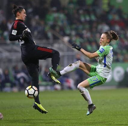 VfL vs Bayern, Frauen Wolfsburg, 11.12.2017, FUßBALL - VfL Wolfsburg vs FC Bayern München, 1. Allianz Frauen Bundesliga, Saison 2017-18. Bild zeigt: Torfrau Manuela Zinsberger (FC Bayern Muenchen) , Ewa Pajor (VfL Wolfsburg) Wolfsburg