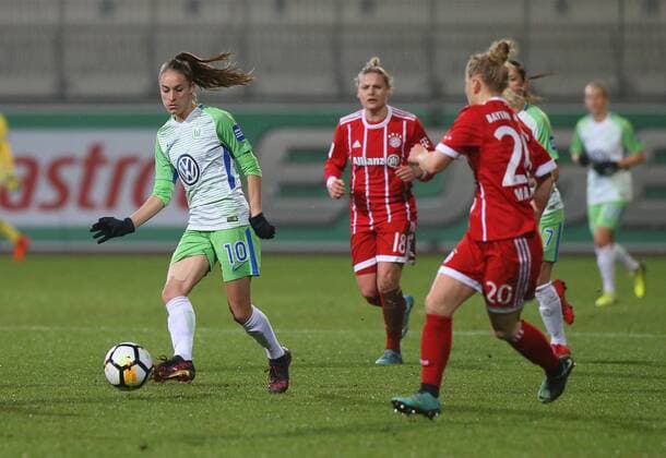 VfL vs Bayern, Frauen Wolfsburg, 11.12.2017, FUßBALL - VfL Wolfsburg vs FC Bayern München, 1. Allianz Frauen Bundesliga, Saison 2017-18. Bild zeigt: Tessa Wullaert (VfL Wolfsburg), Leonie Maier (FC Bayern Muenchen) Wolfsburg