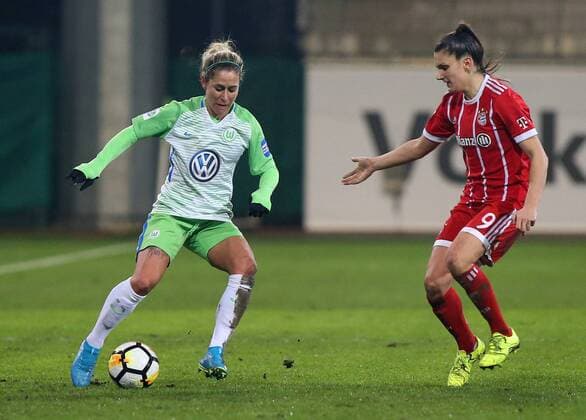 VfL vs Bayern, Frauen Wolfsburg, 11.12.2017, FUßBALL - VfL Wolfsburg vs FC Bayern München, 1. Allianz Frauen Bundesliga, Saison 2017-18. Bild zeigt: Anna Blässe (VfL Wolfsburg), Jovana Damnjanovic (FC Bayern Muenchen) Wolfsburg