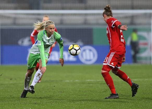 VfL vs Bayern, Frauen Wolfsburg, 11.12.2017, FUßBALL - VfL Wolfsburg vs FC Bayern München, 1. Allianz Frauen Bundesliga, Saison 2017-18. Bild zeigt: Pernille Harder (VfL Wolfsburg), Simone Laudehr (FC Bayern Muenchen) Wolfsburg