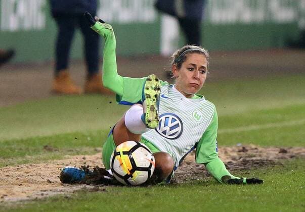 VfL vs Bayern, Frauen Wolfsburg, 11.12.2017, FUßBALL - VfL Wolfsburg vs FC Bayern München, 1. Allianz Frauen Bundesliga, Saison 2017-18. Bild zeigt: Anna Blässe (VfL Wolfsburg) Wolfsburg