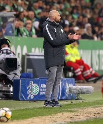 VfL vs Bayern, Frauen Wolfsburg, 11.12.2017, FUßBALL - VfL Wolfsburg vs FC Bayern München, 1. Allianz Frauen Bundesliga, Saison 2017-18. Bild zeigt: Cheftrainer Stephan Lerch (VfL Wolfsburg) lautstark an der Seitenlinie, gestikulierend Wolfsburg